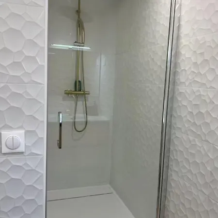 Jaune Chaleureux Pour 4 Voyageurs à Appartement Paris